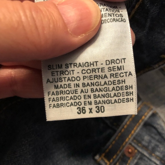 Signature Levi Strauss & Co. Slim Straight Superior Fit 2 small holes right knee - Picture 6 of 6